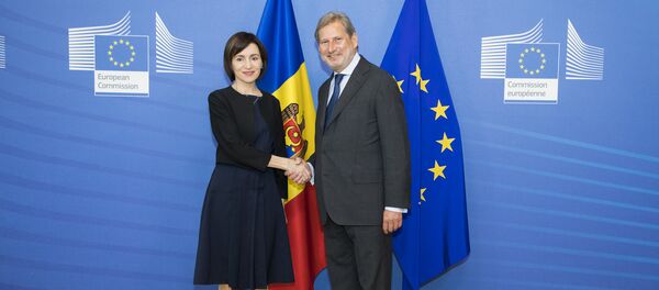 Молдавский премьер Майя Санду и еврокомиссар по вопросам расширения и политики добрососедства Йоханнес Хан - Sputnik Молдова