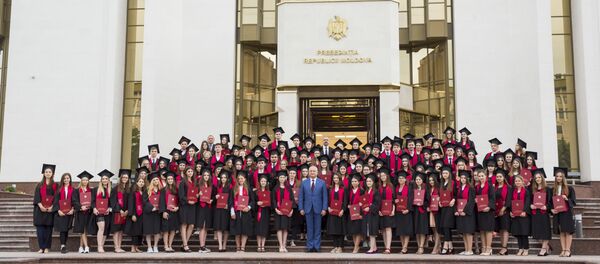 Cei mai buni 100 de absolvenți ai promoției 2019, premiați de Igor Dodon Cei mai buni 100 de absolvenți ai promoției 2019, premiați de Igor Dodon - Sputnik Moldova