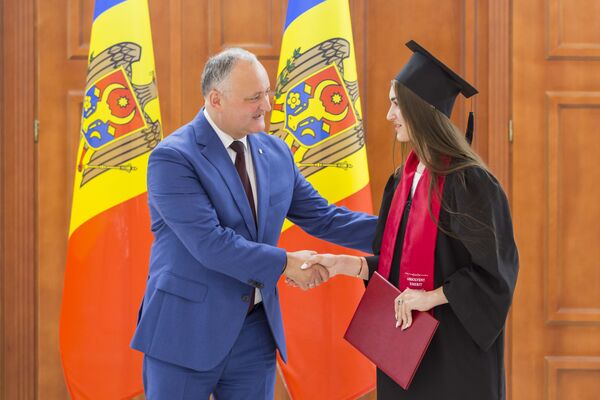 Cei mai buni 100 de absolvenți ai promoției 2019, premiați de Igor Dodon - Sputnik Moldova