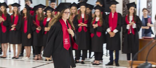 Президент Молдовы Игорь Додон наградил лучших выпускников лицеев - Sputnik Молдова