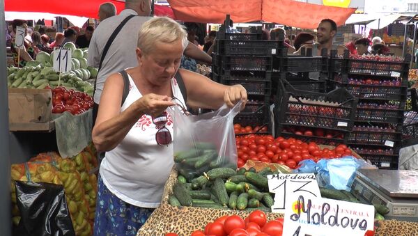 Cum fac pensionarii piața: Cu greu îmi permit să cumpăr castraveți de 10 lei kg - Sputnik Moldova