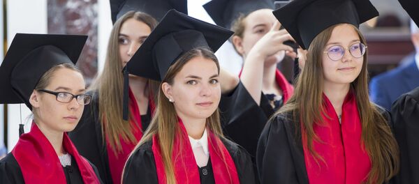 Cei mai buni 100 de absolvenți ai promoției 2019, premiați de Igor Dodon Cei mai buni 100 de absolvenți ai promoției 2019, premiați de Igor Dodon - Sputnik Moldova