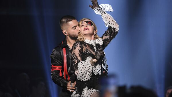 Колумбийский певец Малума целует певицу Мадонну во время выступления на Billboard Music Awards  - Sputnik Moldova-România