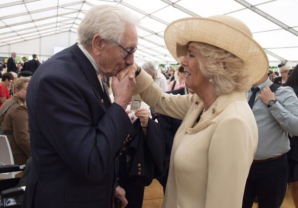 Ветеран целует ручку герцогини Корнуольской в Байе, Франция - Sputnik Moldova-România