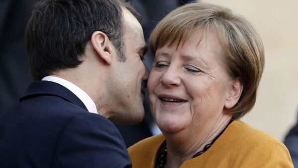 Президент Франции Эммануэль Макрон целует канцлера Германии Ангелу Меркель в Париже - Sputnik Moldova-România