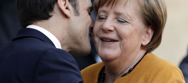 Президент Франции Эммануэль Макрон целует канцлера Германии Ангелу Меркель в Париже - Sputnik Moldova-România
