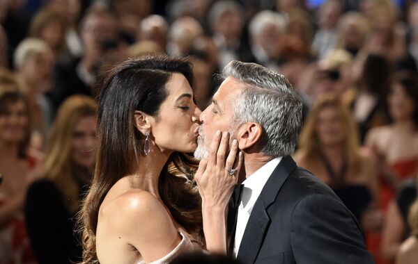 Актер и режиссер Джордж Клуни целует свою жену Амаль на торжественной церемонии вручения награды AFI Life Achievement Award в Лос-Анджелесе  - Sputnik Moldova-România