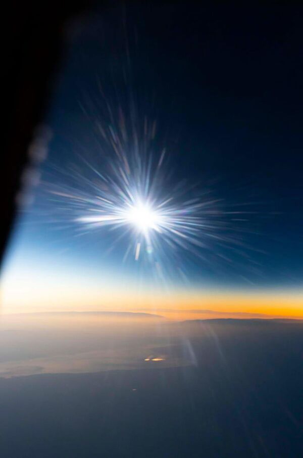 Eclipsă totală de soare surprinsă dintr-un avion – imagini unice! Eclipsă totală de soare surprinsă dintr-un avion – imagini unice! - Sputnik Moldova-România