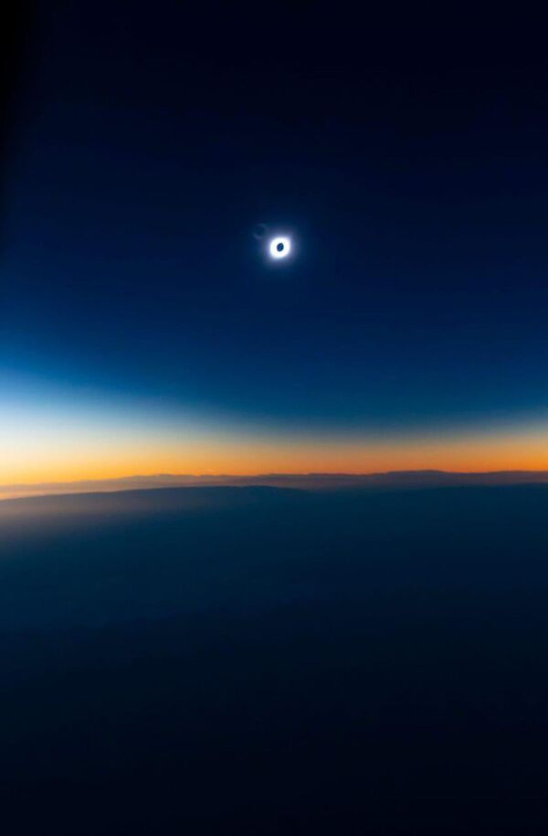 Eclipsă totală de soare surprinsă dintr-un avion – imagini unice! Eclipsă totală de soare surprinsă dintr-un avion – imagini unice! - Sputnik Moldova-România