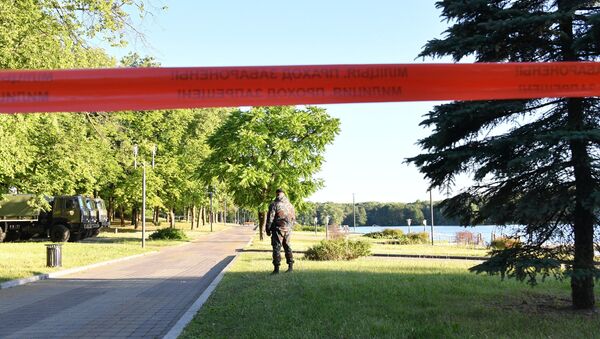 Сотрудники правоохранительных органов работают в четверг утром в парке Победы - Sputnik Молдова