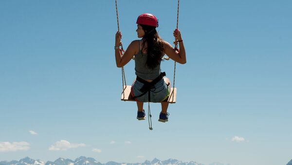 Девушка катается на тарзанке на горнолыжном курорте Роза Хутор в Сочи - Sputnik Moldova-România