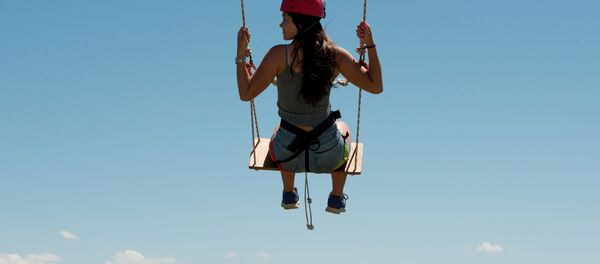 Девушка катается на тарзанке на горнолыжном курорте Роза Хутор в Сочи - Sputnik Moldova-România