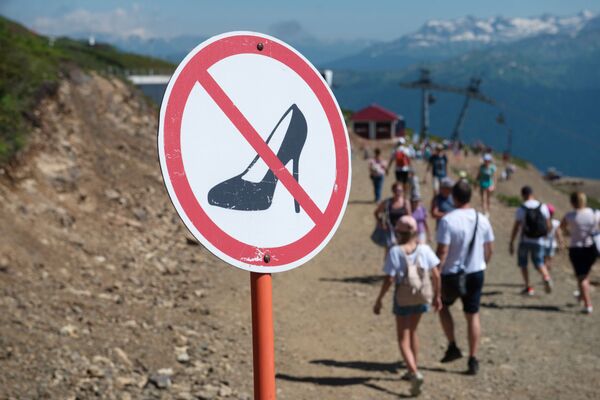 Запрещающая табличка на горнолыжном курорте Роза Хутор в Сочи - Sputnik Moldova-România