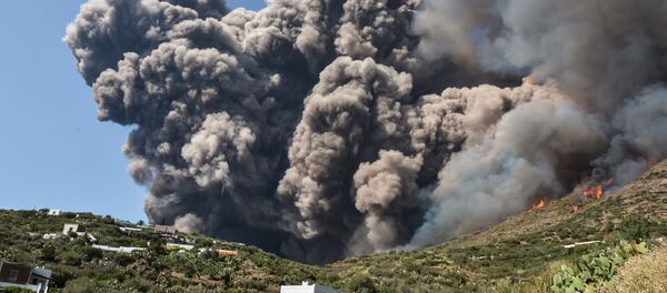 Извержение вулкана Стромболи в Италии Извержение вулкана Стромболи в Италии - Sputnik Moldova-România