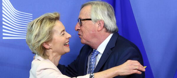 Президент Европейской комиссии Жан-Клод Юнкер и министр обороны Германии, назначенная главой Комиссии ЕС Урсулой фон дер Ляйен в Брюсселе. 4 июля 2019  - Sputnik Молдова