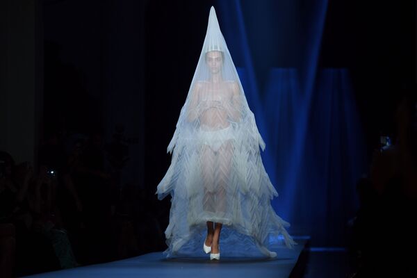 Модель представляет творение дизайнера Жана Поля Готье на Неделе высокой моды в Париже - Sputnik Молдова