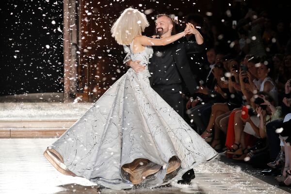 Французский модельер Жюльен Фурнье танцует с моделью на финальном выходе показа его женской коллекции сезона осень/зима 2019/2020 на Неделе высокой моды в Париже - Sputnik Молдова