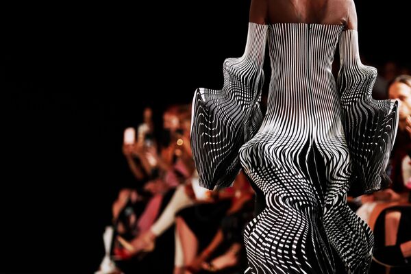 Модель демонстрирует платье из новой коллекции  Iris van Herpen на подиуме в Париже, Франция - Sputnik Молдова