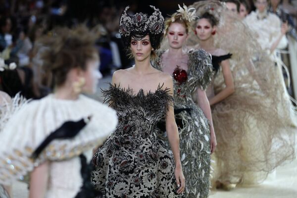 Модели демонстрируют платья из новой коллекции Guo Pei  на подиуме в Париже, Франция - Sputnik Молдова