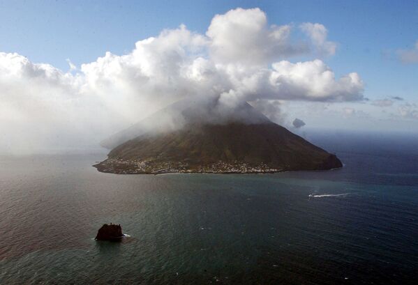 Вулканический остров Стромболи с действующим вулканом в Тирренском море к северу от Сицилии, Италия - Sputnik Moldova