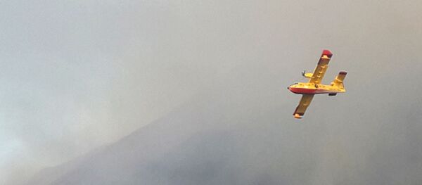 Самолет-амфибия сбрасывает воду над островом, где происходит извержение вулкана Стромболи Самолет-амфибия сбрасывает воду над островом, где происходит извержение вулкана Стромболи - Sputnik Молдова