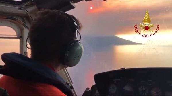 Пилот самолета-амфибии сбрасывает воду над островом, где происходит извержение вулкана Стромболи - Sputnik Moldova