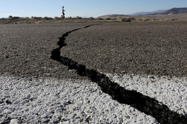 Трещина в земле, образовавшаяся в результате землетрясения, Калифорния, США - Sputnik Moldova-România