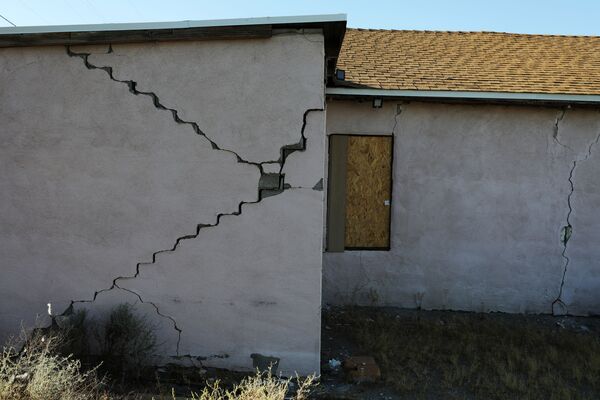 Трещина в доме, пострадавшего в результате сильнейшего за последние 25 лет землетрясения в Калифорнии, США - Sputnik Moldova-România
