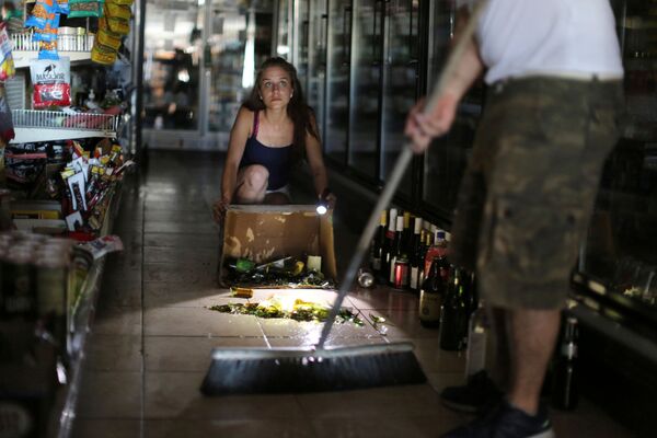 Kaitlin Alexander убирает разбитые бутылки в супермаркете после сильнейшего за последние 25 лет землетрясения в Калифорнии, США - Sputnik Moldova-România