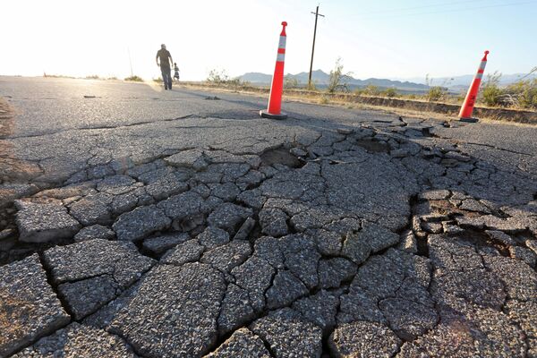 Трещины, которые появились на шоссе после мощного землетрясения в Южной Калифорнии - Sputnik Moldova-România