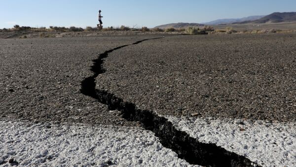 Трещина в земле, образовавшаяся в результате землетрясения, Калифорния, США - Sputnik Moldova