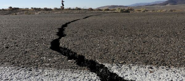 Трещина в земле, образовавшаяся в результате землетрясения, Калифорния, США - Sputnik Moldova