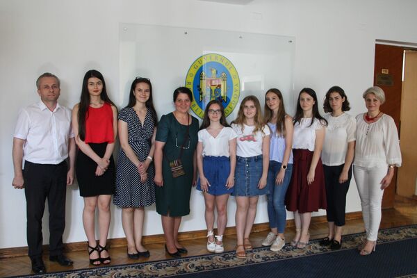 Красивые и умные: отличники, сдавшие все экзамены на 10 - фото - Sputnik Молдова