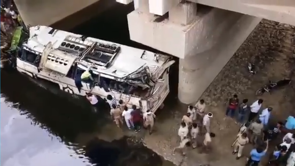 A tragic accident in Uttar Pradesh,India, occured on 8 July, 2019. A Delhi-bound bus fell into a canal. - Sputnik Moldova-România