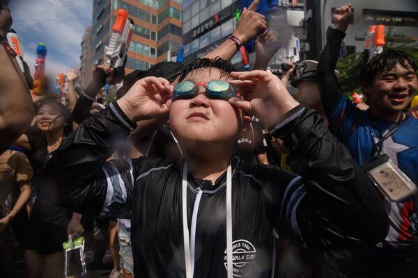 Участники сражения с водяными пистолетами в Сеуле, Южная Корея   - Sputnik Молдова