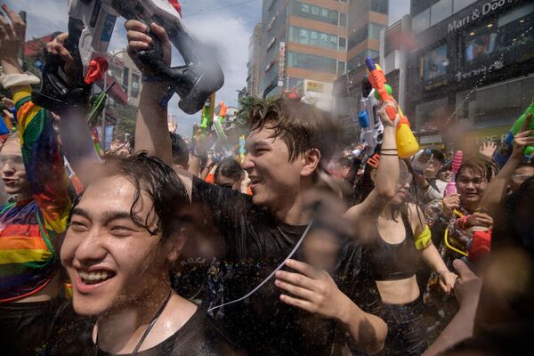 Участники сражения с водяными пистолетами в Сеуле, Южная Корея   - Sputnik Молдова