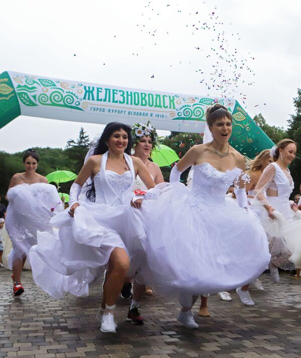 Забег невест в Железноводске - Sputnik Молдова