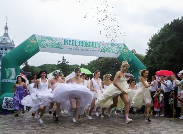 Забег невест в Железноводске - Sputnik Молдова