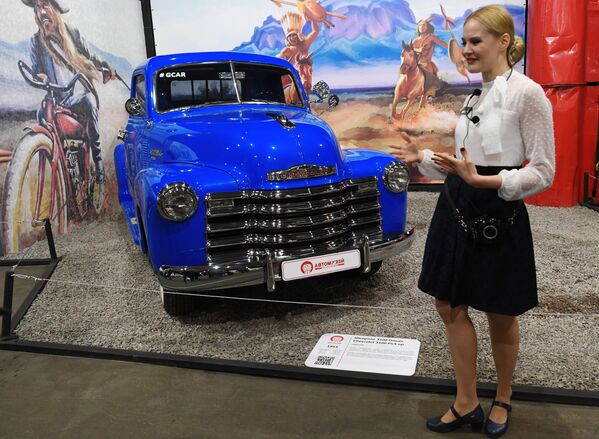 Сотрудница музея возле автомобиля Chevrolet 3100 pick up (США) во время открытия самого большого в России автомузея Моторы Октября - Sputnik Молдова