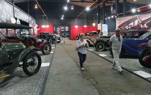 Vizitatori, în timpul inaugurării celui mai mare muzeul de automobile din Rusia - Sputnik Moldova-România