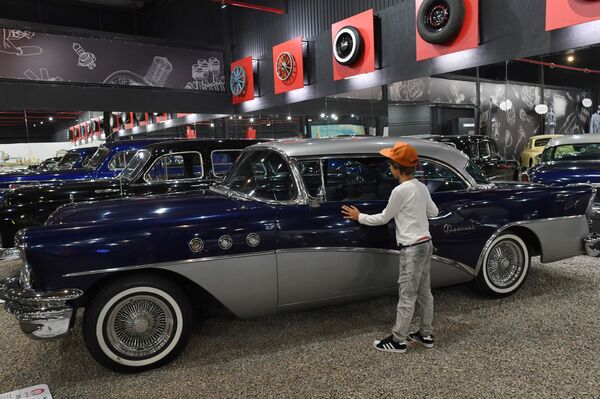 Un vizitator al muzeului, lângă automobilul „Buick Special (SUA) - Sputnik Moldova-România
