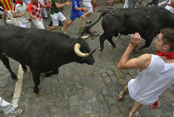 Участники бои быков на фестивале Сан-Фермин в Памплоне, Испания - Sputnik Молдова