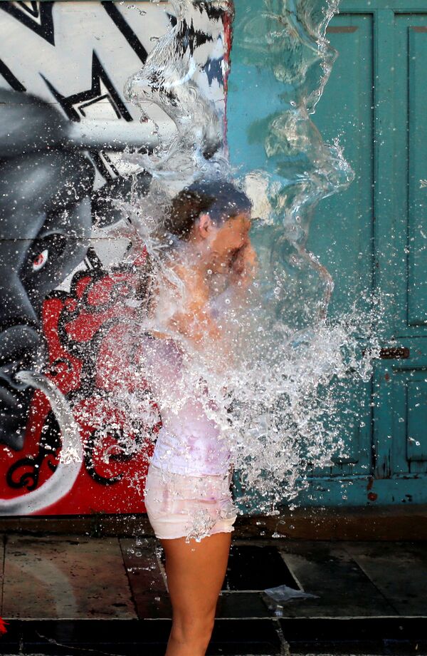 Девушку обливают водой с балкона на фестивале Сан-Фермин в Памплоне, Испания - Sputnik Молдова