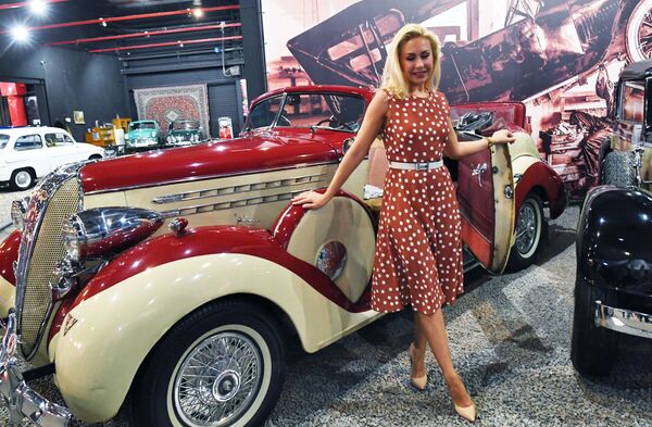 O vizitatoare lângă un exponat în timpul inaugurării celui mai mare muzeu de automobile din Rusia „Motoarele lui Octombrie” - Sputnik Moldova