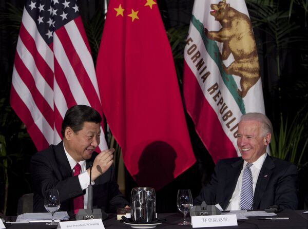 Liderul chinez Xi Jinping mănâncă ciocolată la o întâlnire cu vicepreședintele SUA, Joe Biden - Sputnik Moldova-România
