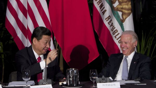 Глава Китая Си Цзиньпин ест шоколад на встрече с вице-президентом США Джо Байденом  - Sputnik Moldova-România