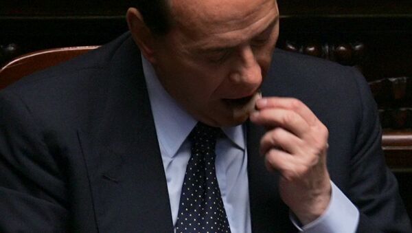 Премьер Италии Сильвио Берлускони ест кусочек шоколада в Риме, 2005 год  - Sputnik Moldova-România