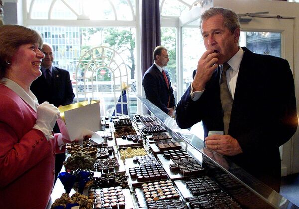 Președintele George W. Bush gustă bomboane într-un magazin de ciocolată din Bruxelles, Belgia - Sputnik Moldova-România