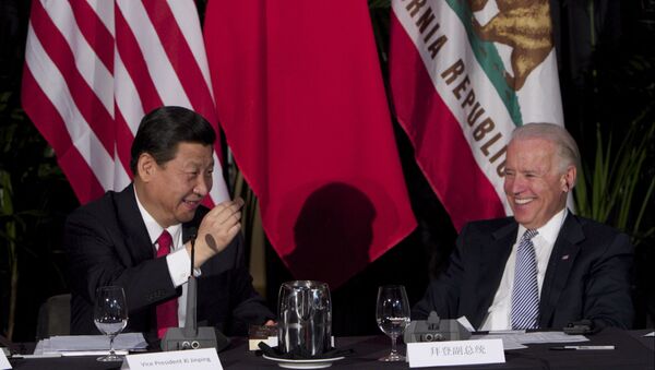 Глава Китая Си Цзиньпин ест шоколад на встрече с вице-президентом США Джо Байденом  - Sputnik Moldova-România