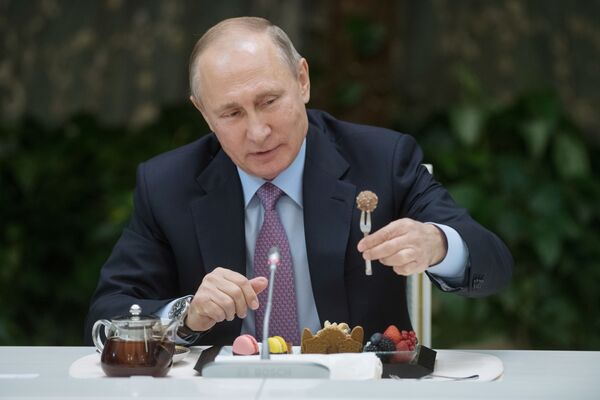 Președintele Vladimir Putin, la o întâlnire cu câștigătorii concursului național rusesc Familia Anului - Sputnik Moldova